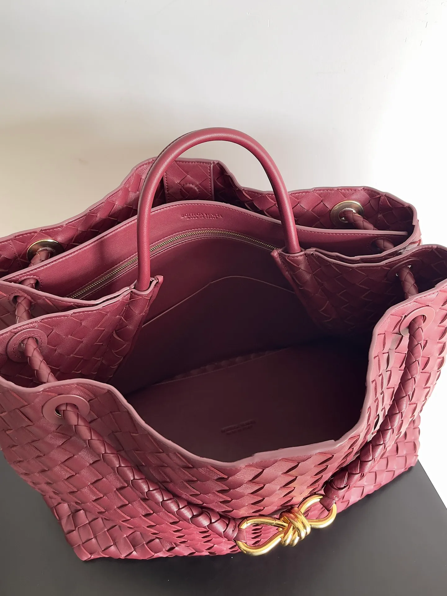 Batch 3760 Recently, the same style of bag that celebrities love is both high-end and practical. Michelle Yeoh, Kim Namjoon, Jing Boran, Tong Liya, Sun Qian, Wu Qianyu, Du Juan, Ma Yili and Bai Baihe are all carrying Bottega Veneta summer series Andiamo handbags. Andiamo has a simple structure and rounded lines. The whole piece is made of Nappa leather. It is comfortable, soft and dynamic. It adds interest to daily life and can be easily matched with various styles. Andiamo handbags are available in three sizes: small, medium and large. There are many colors to choose from, which can meet different needs. You can really carry it whether it is daily or attending events. Style number: 743575 Size: 45*22*34 including handle height 44cm